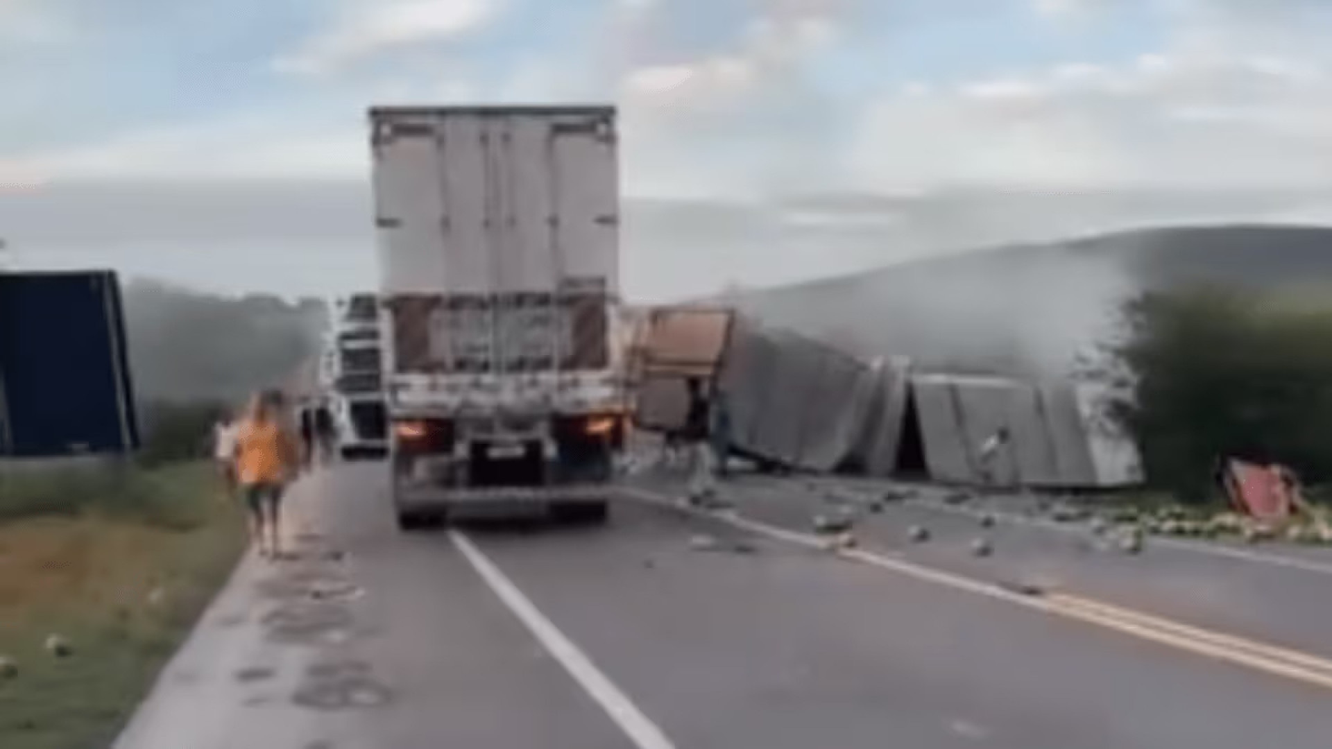 Acidente ocorreu no km 506 da rodovia, &aacute;rea do munic&iacute;pio de Santa Terezinha, a 109 km de Feira de Santana - Reprodu&ccedil;&atilde;o / Redes sociais