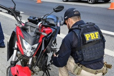 PRF apreende moto roubada e arma de fogo em Petrópolis