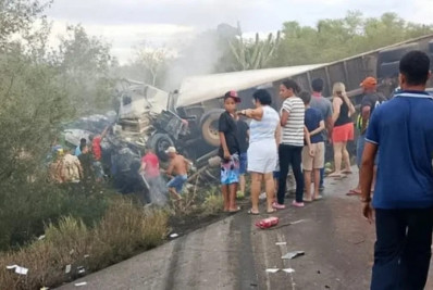 Acidente entre caminhão e van deixa 16 mortos na Bahia