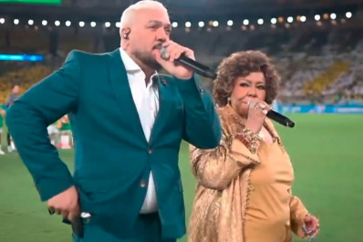 Belo e Alcione cantam hino em amistoso da Seleção e viralizam