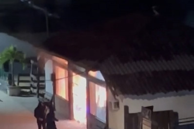 Crime na Ilha Grande: dupla incendeia totens e ataca estação no início da taxa de turismo