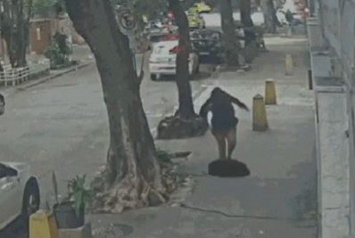 Vídeo: Mulher fica ferida ao cair em bueiro na Zona Norte