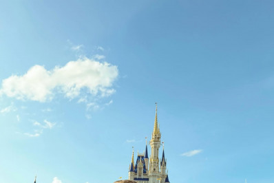 Camila Queiroz e Klebber Toledo mostram imagens da filha na Disney