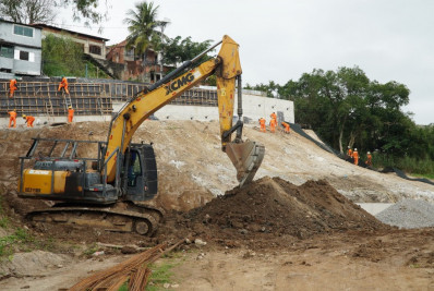 Prefeitura inicia instalação de tela de alta resistência em obras de contenção de encosta