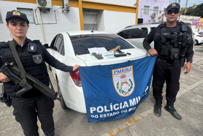 Fundo falso em carro revela munições de fuzil e arma durante ação da PM em Macaé