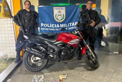 Denúncia leva PM a prender suspeito e desmontar ponto de venda de drogas em Macaé