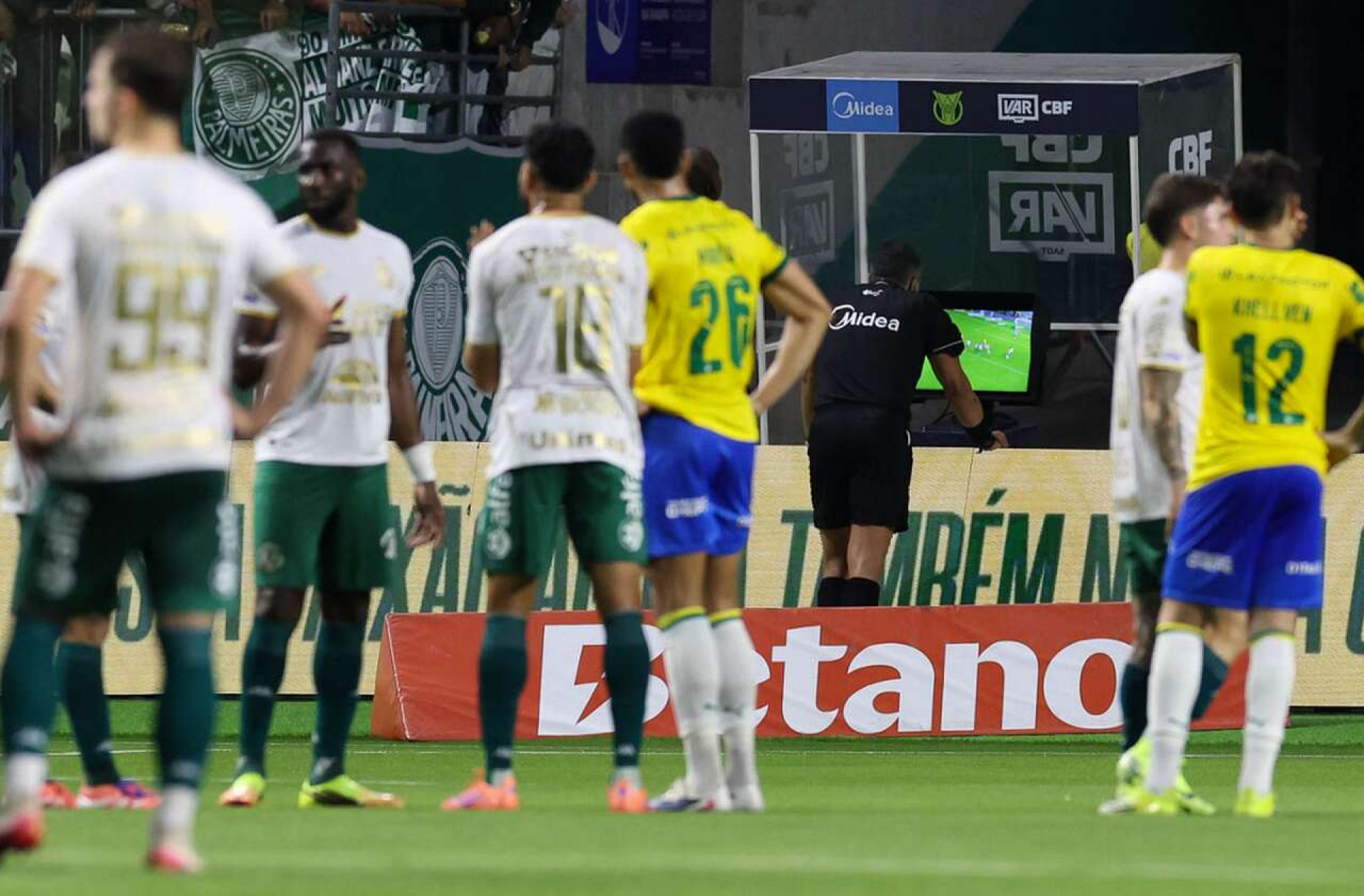 CBF afasta &aacute;rbitro e equipe do VAR ap&oacute;s pol&ecirc;micas em Palmeiras e Chapecoense