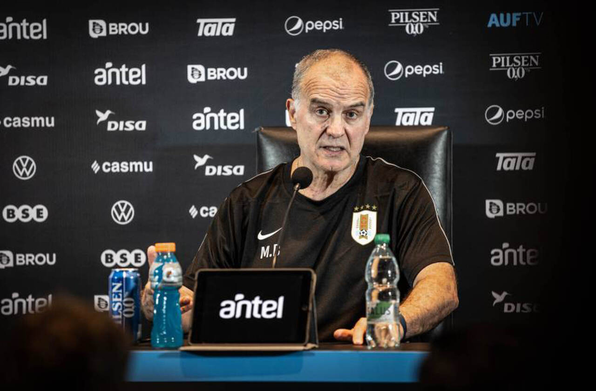 T&eacute;cnico do Uruguai explica o motivo de n&atilde;o ter levado Su&aacute;rez para a Copa do Mundo