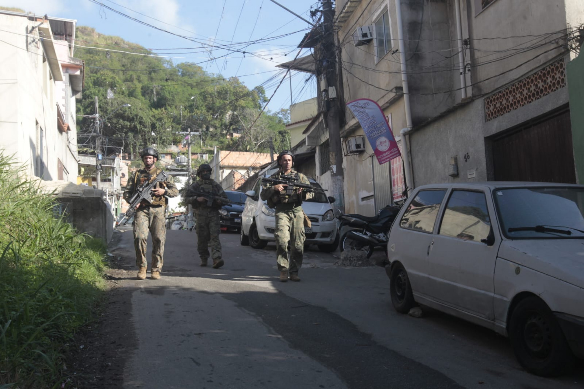 PMs atuam na comunidade Faz Quem Quer após morte de sargento - Reginaldo Pimenta / Agência O Dia