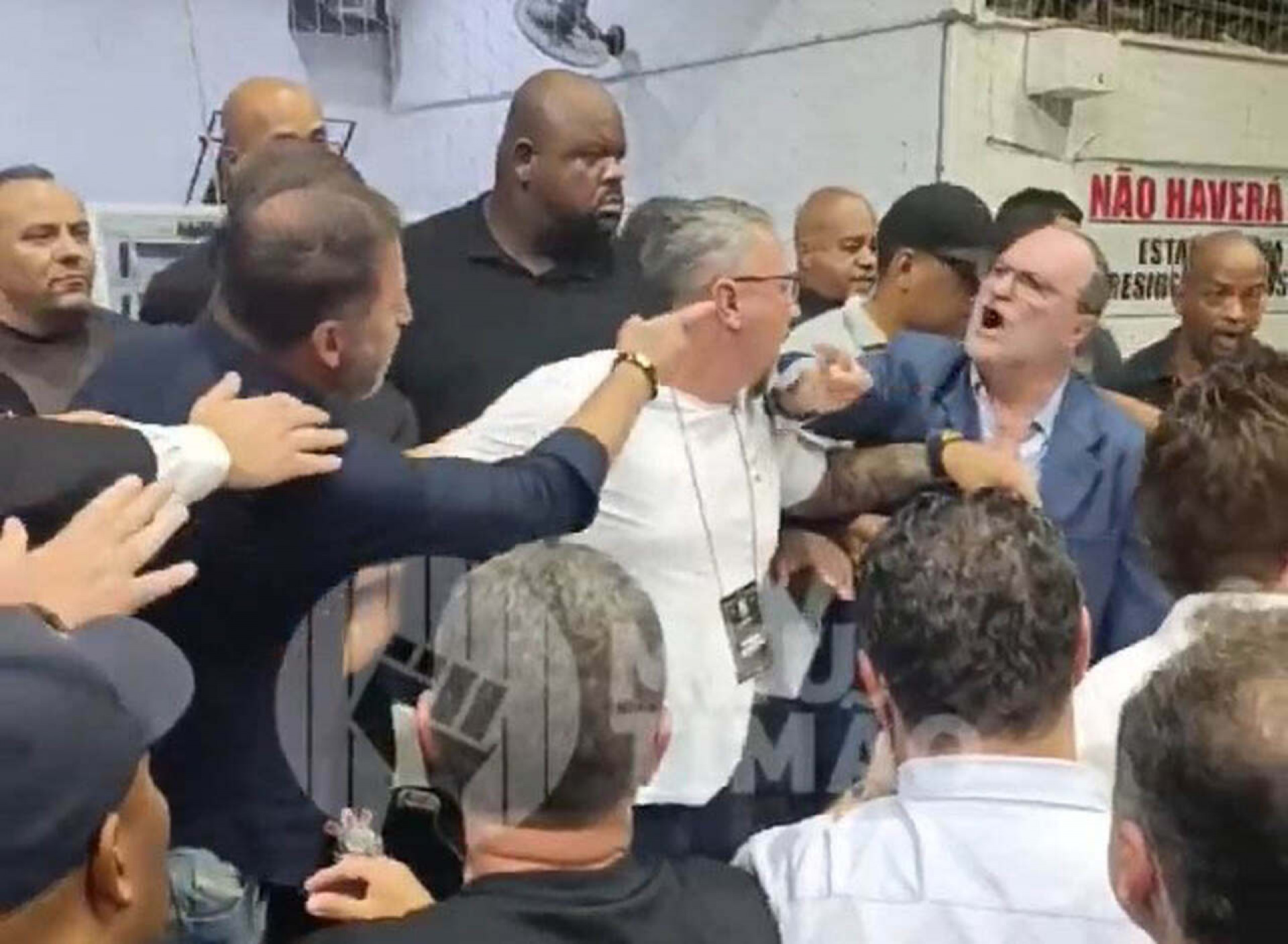 Conselho Deliberativo toma decis&atilde;o dr&aacute;stica e expulsa Augusto Melo do Corinthians