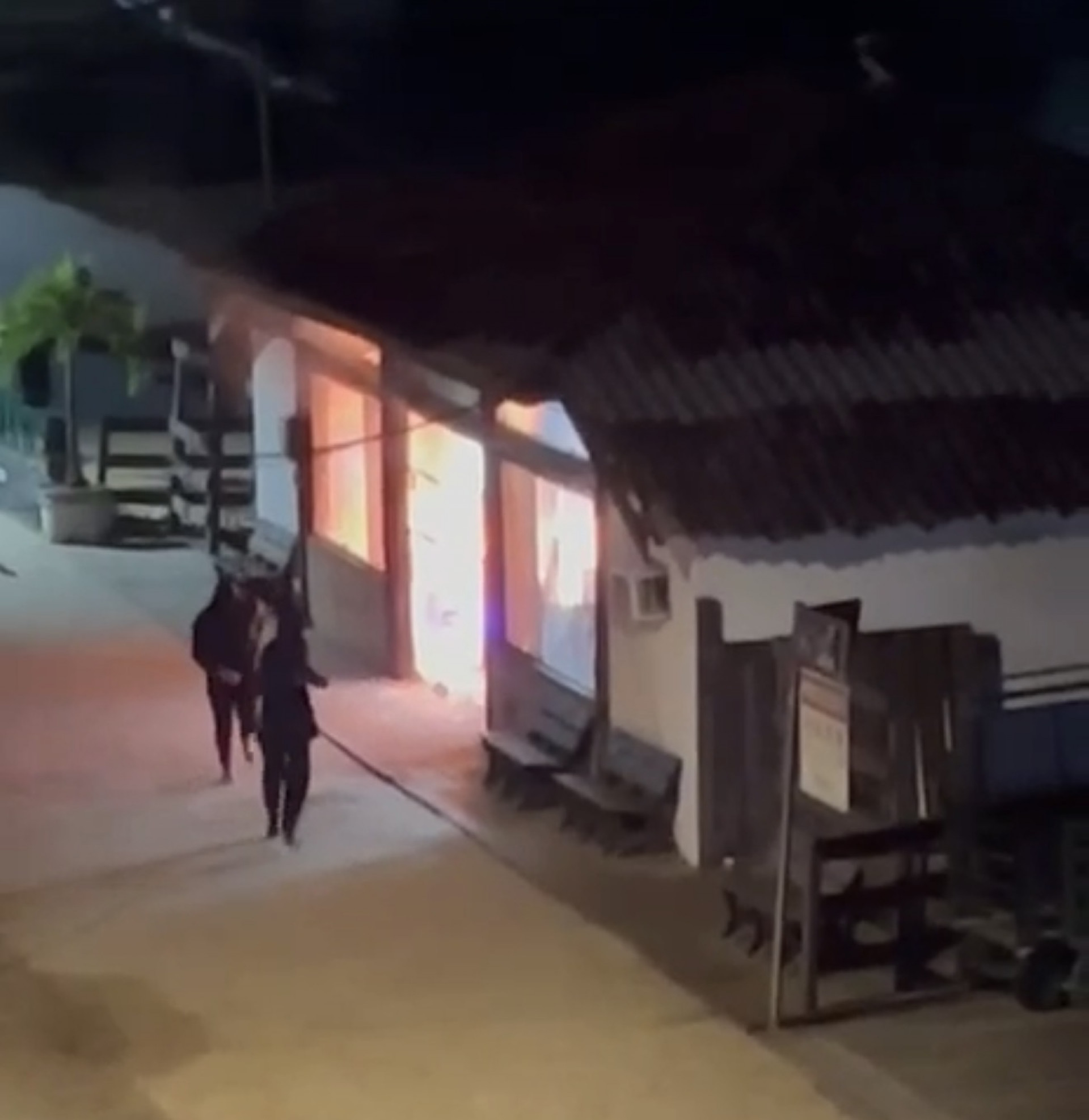 Totens instalados na estação da Vila do Abraão foram incendiados durante ação criminosa registrada na madrugada desta segunda-feira

