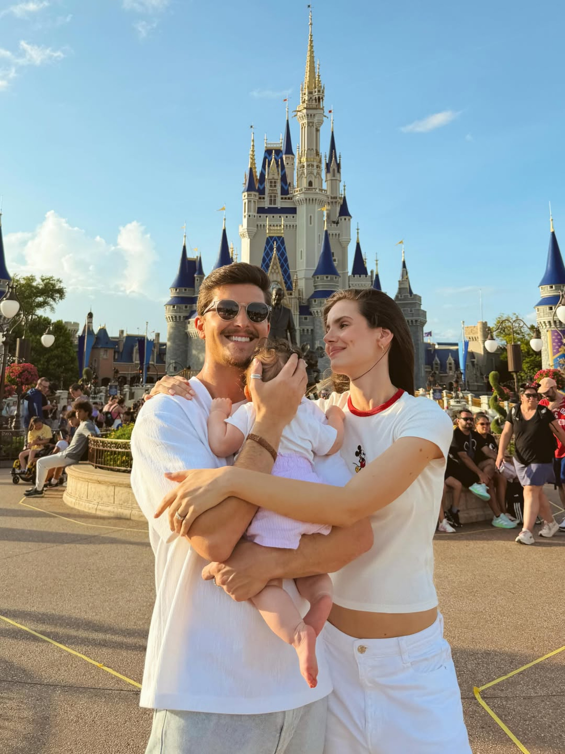 Klebber Toledo e Camila Queiroz fizeram primeira viagem com a filha - Reprodução/Instagram