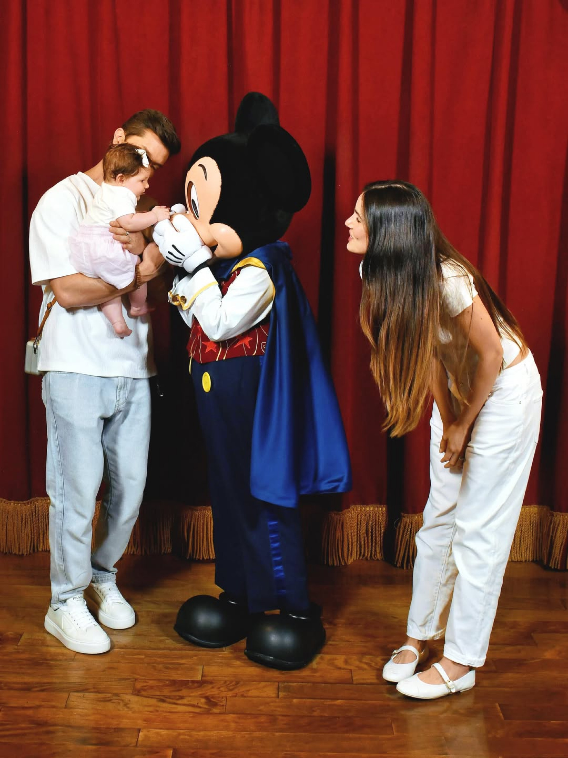 Camila Queiroz e Klebber Toledo levaram a filha para Disney - Reprodução/Instagram