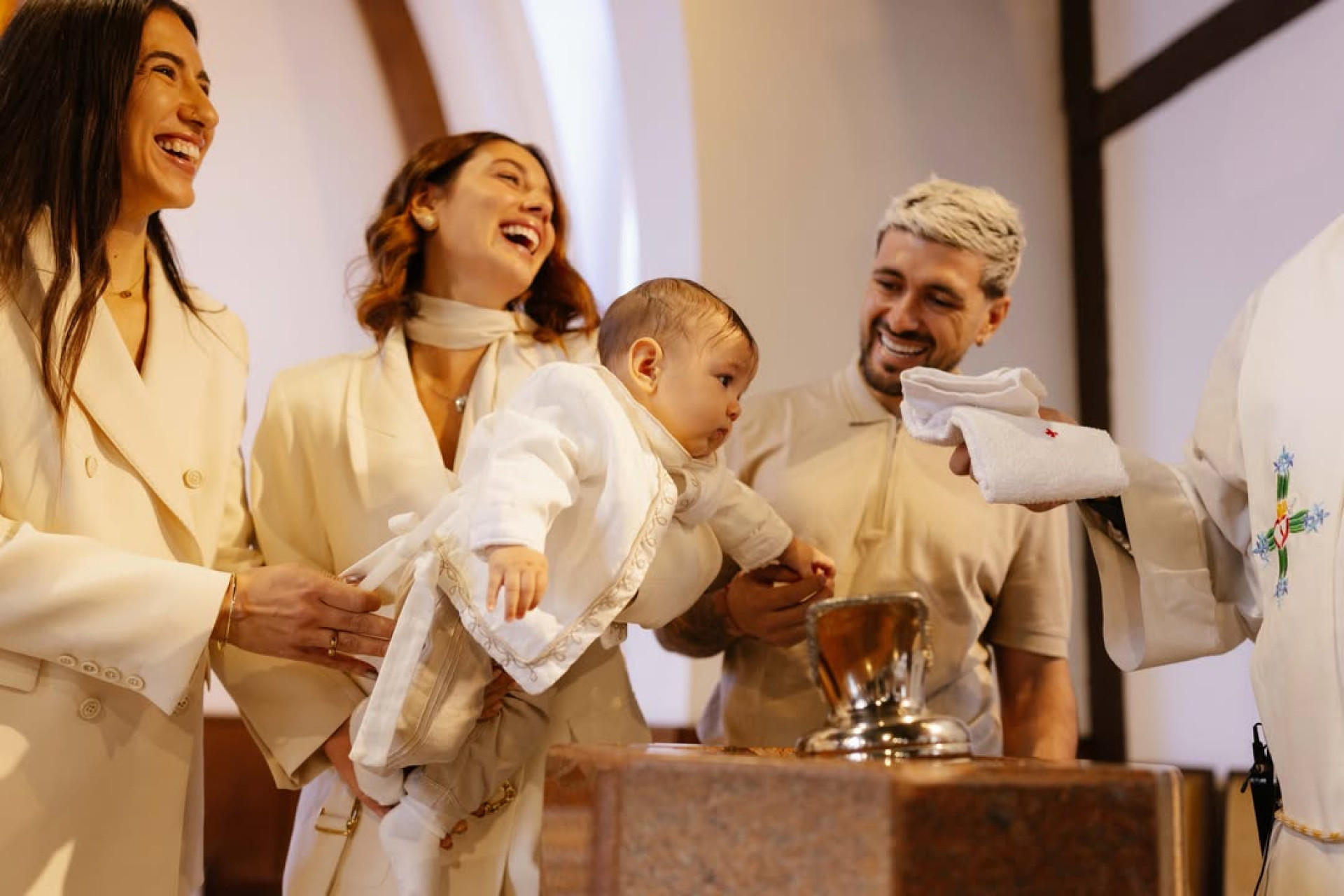 Arrascaeta e Camila Bastiani no batizado do filho Milano - Reprodução/Instagram
