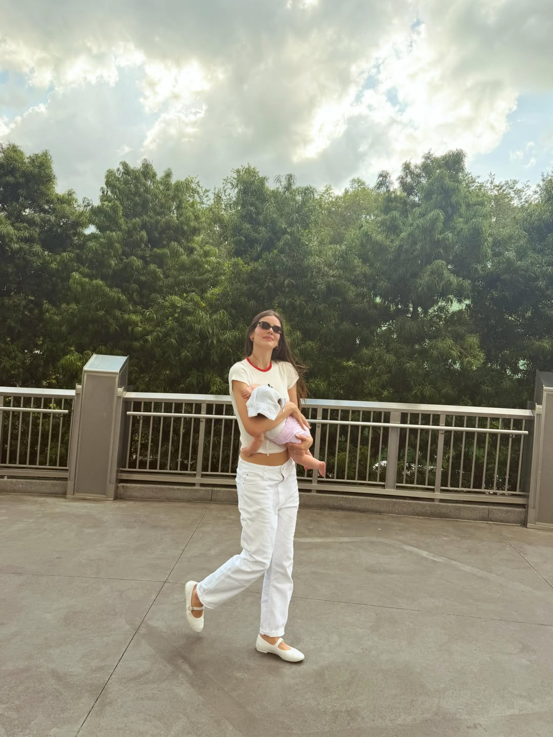 Camila Queiroz com a filha nos braços - Reprodução/Instagram