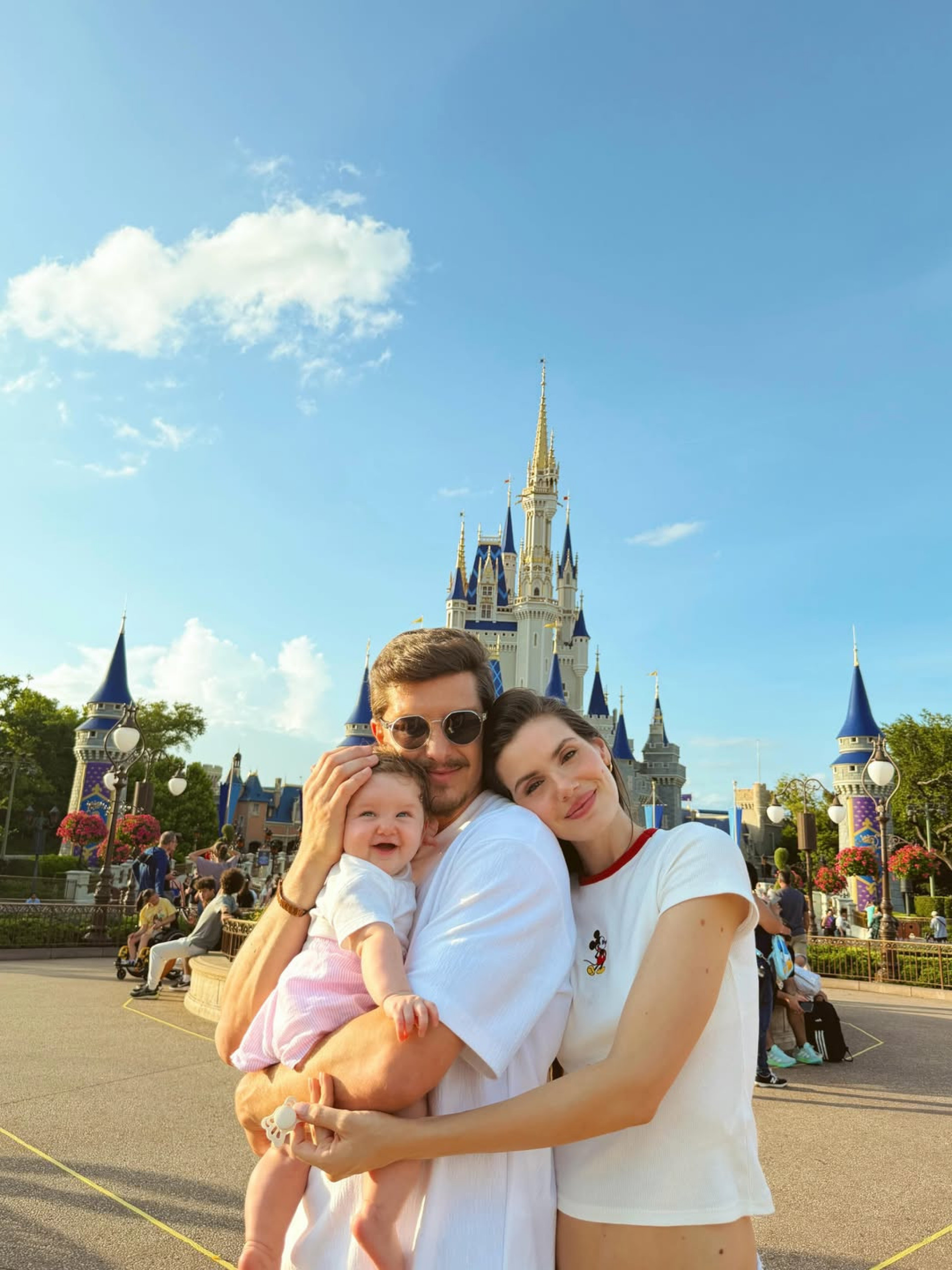 Camila Queiroz e Klebber Toledo mostram imagens da filha na Disney