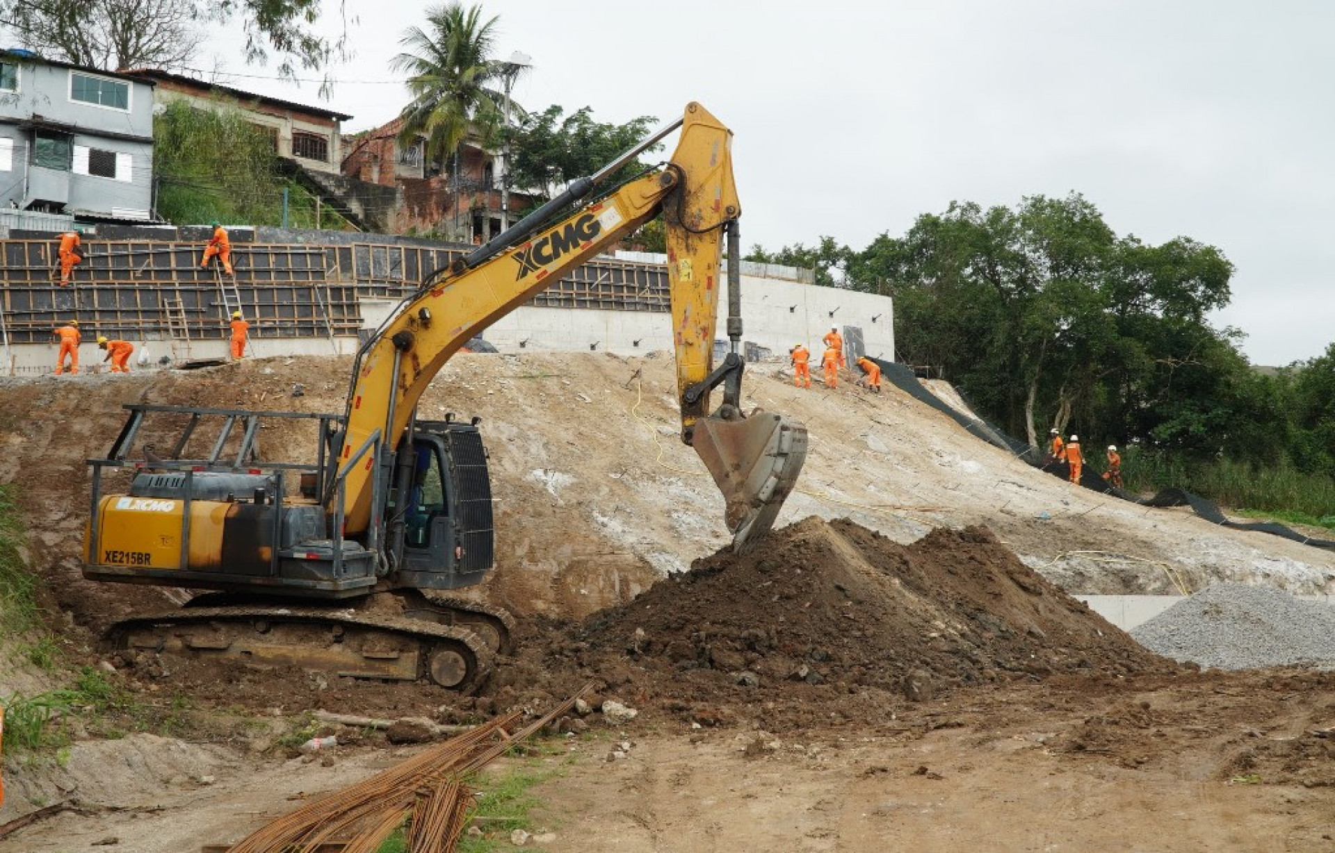 Prefeitura inicia instalação de tela de alta resistência em obras de contenção de encosta