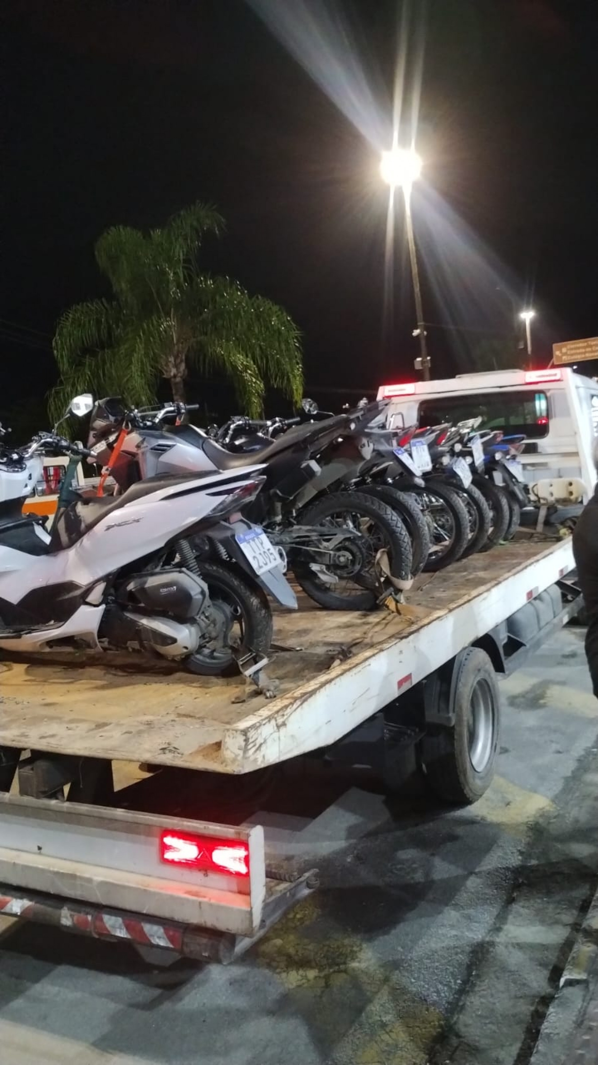 Motos apreendidas no Ponta Leste - Divulga&ccedil;&atilde;o/Disque Den&uacute;ncia