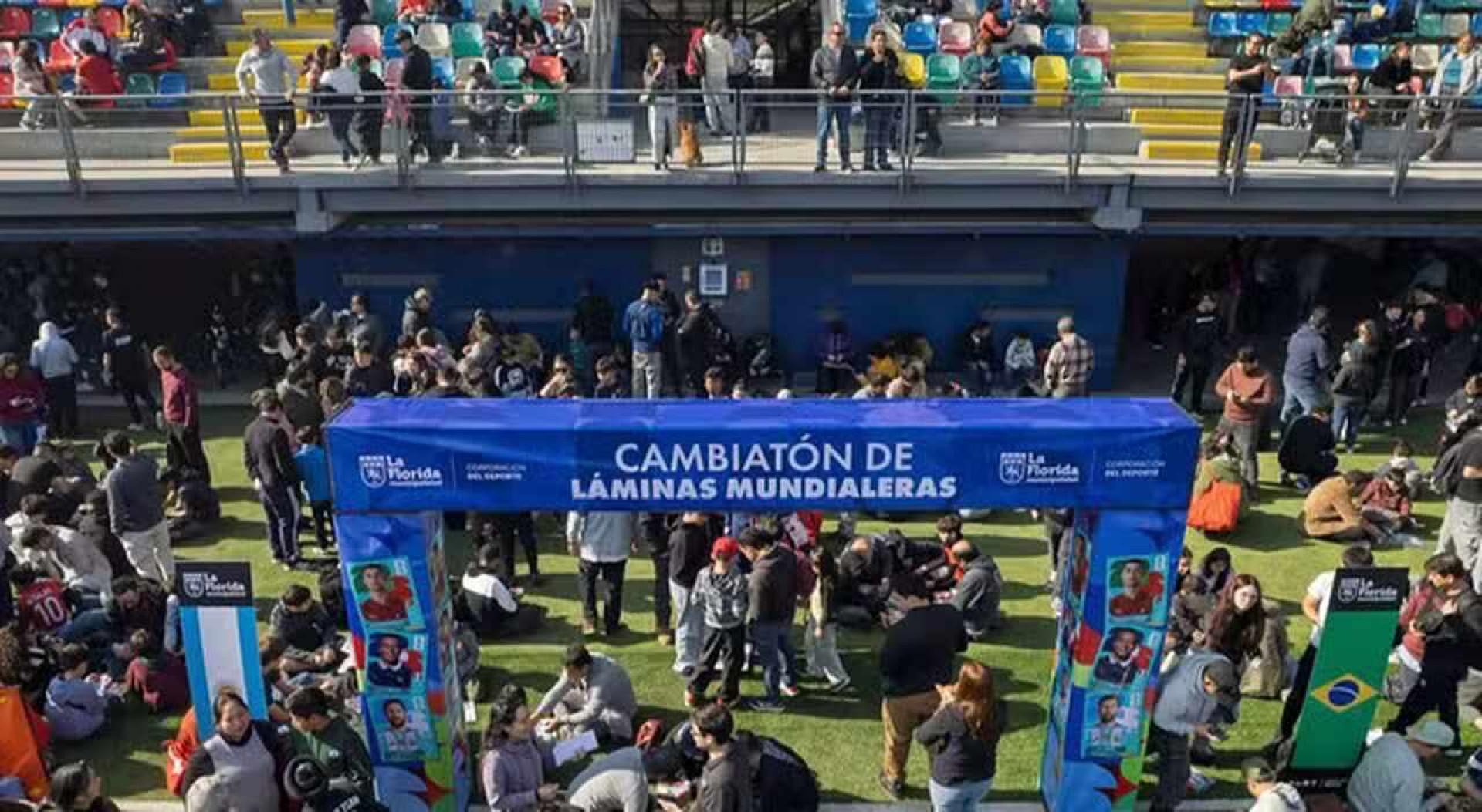 Mais de 8 mil torcedores lotam est&aacute;dio no Chile para troca de figurinhas da Copa