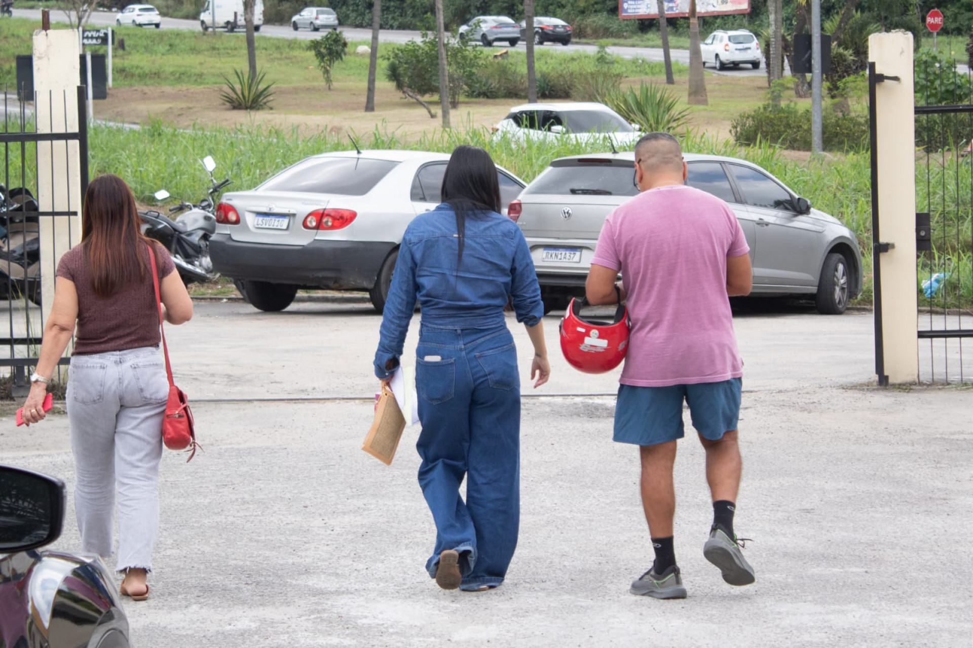 Familiares de Carlos Eduardo Souza Ornela estiveram no IML de Tribobó, em São Gonçalo, para realizar liberação do corpo - Érica Martin / Agência O Dia / Reprodução do Instagram