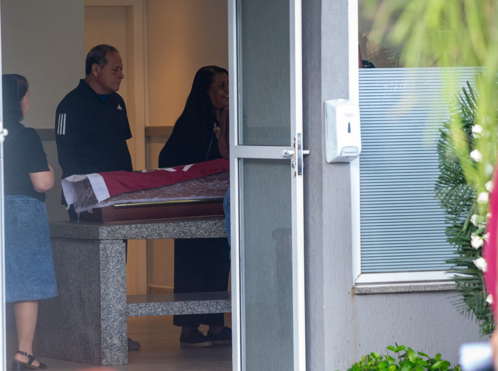Velório do PM Fábio Andrade Gonçalves Salles, no Cemitério Jardim da Saudade, em Sulacap - Érica Martin/Agência O Dia