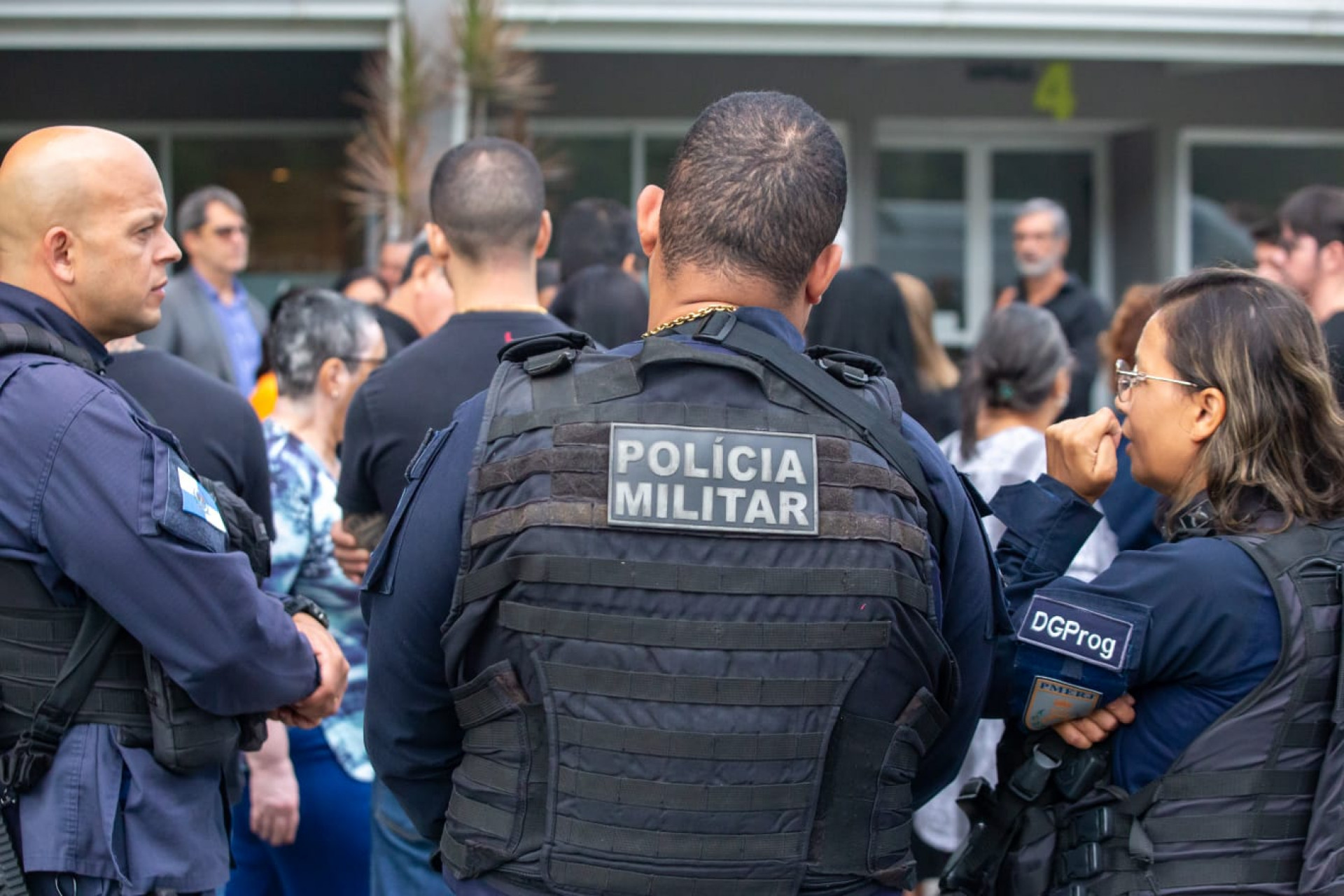 Colegas de farda no sepultamento do PM Fábio Andrade Gonçalves Salles, nesta segunda-feira (1º) - Érica Martin/Agência O Dia