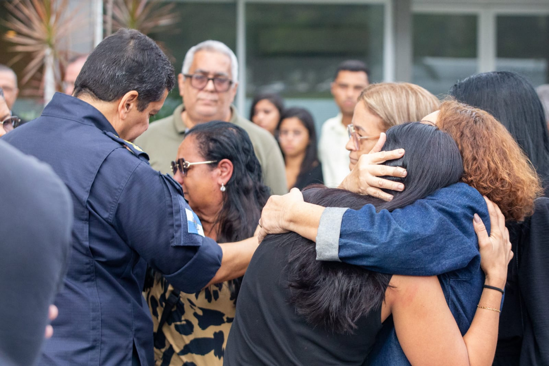 Familiares e amigos do PM Fábio Andrade Gonçalves Salles estavam em choque com a perda - Érica Martin/Agência O Dia