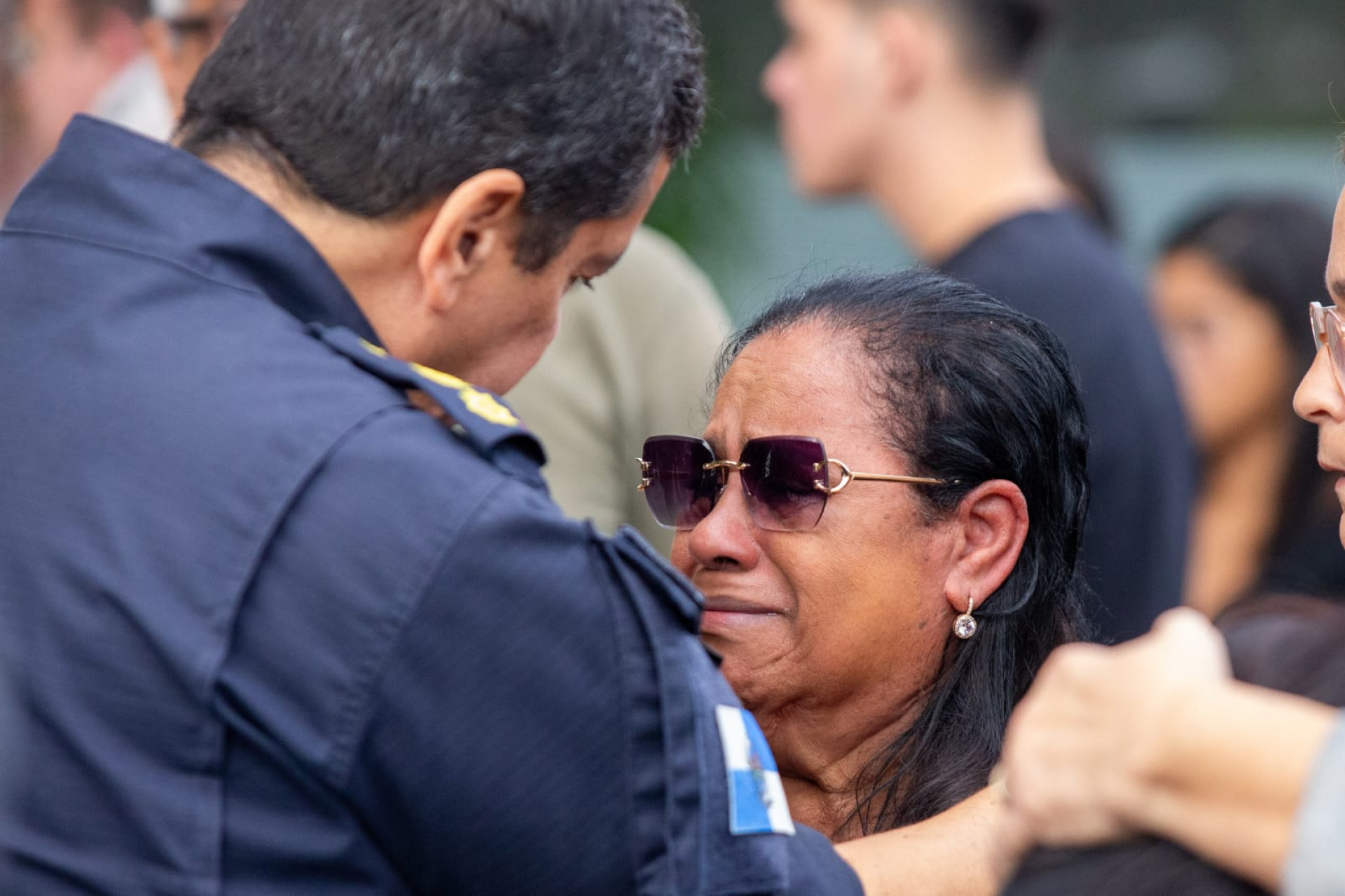 Familiares e amigos do PM Fábio Andrade Gonçalves Salles estavam em choque com a perda - Érica Martin/Agência O Dia