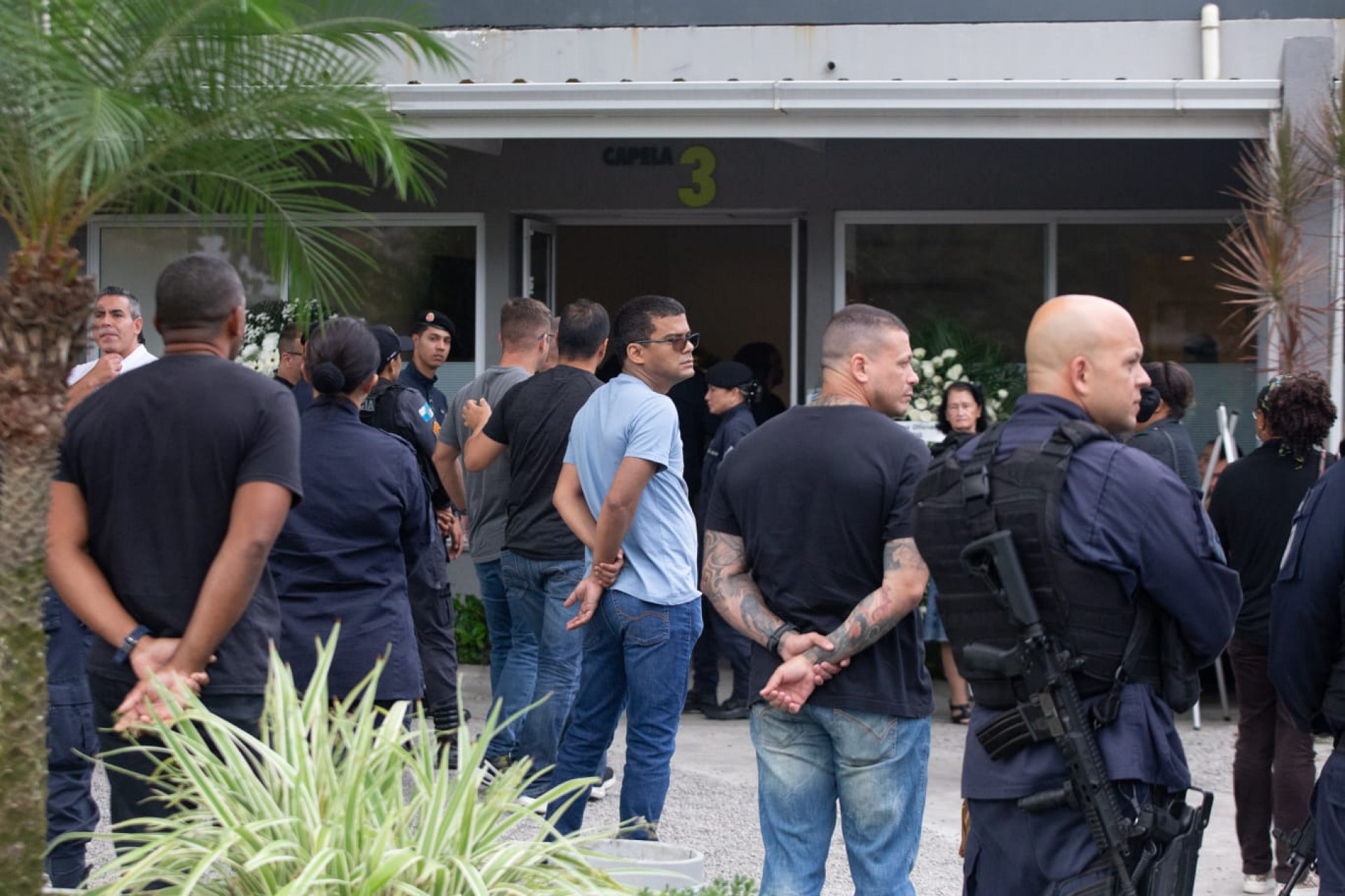 Colegas de farda no sepultamento do PM Fábio Andrade Gonçalves Salles, nesta segunda-feira (1º) - Érica Martin/Agência O Dia
