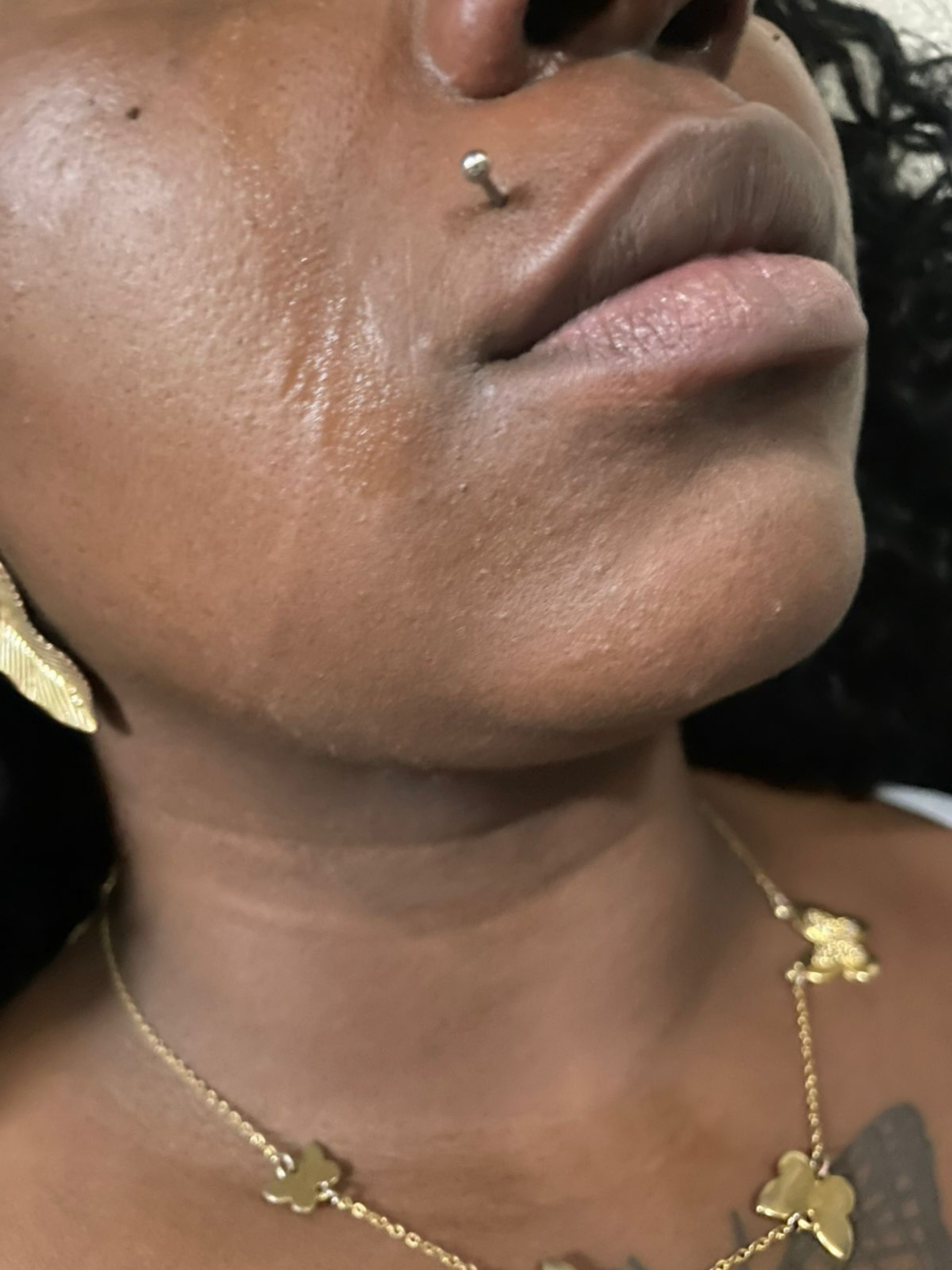 Modelo é vítima de agressão física e ofensas racistas em elevador no Centro