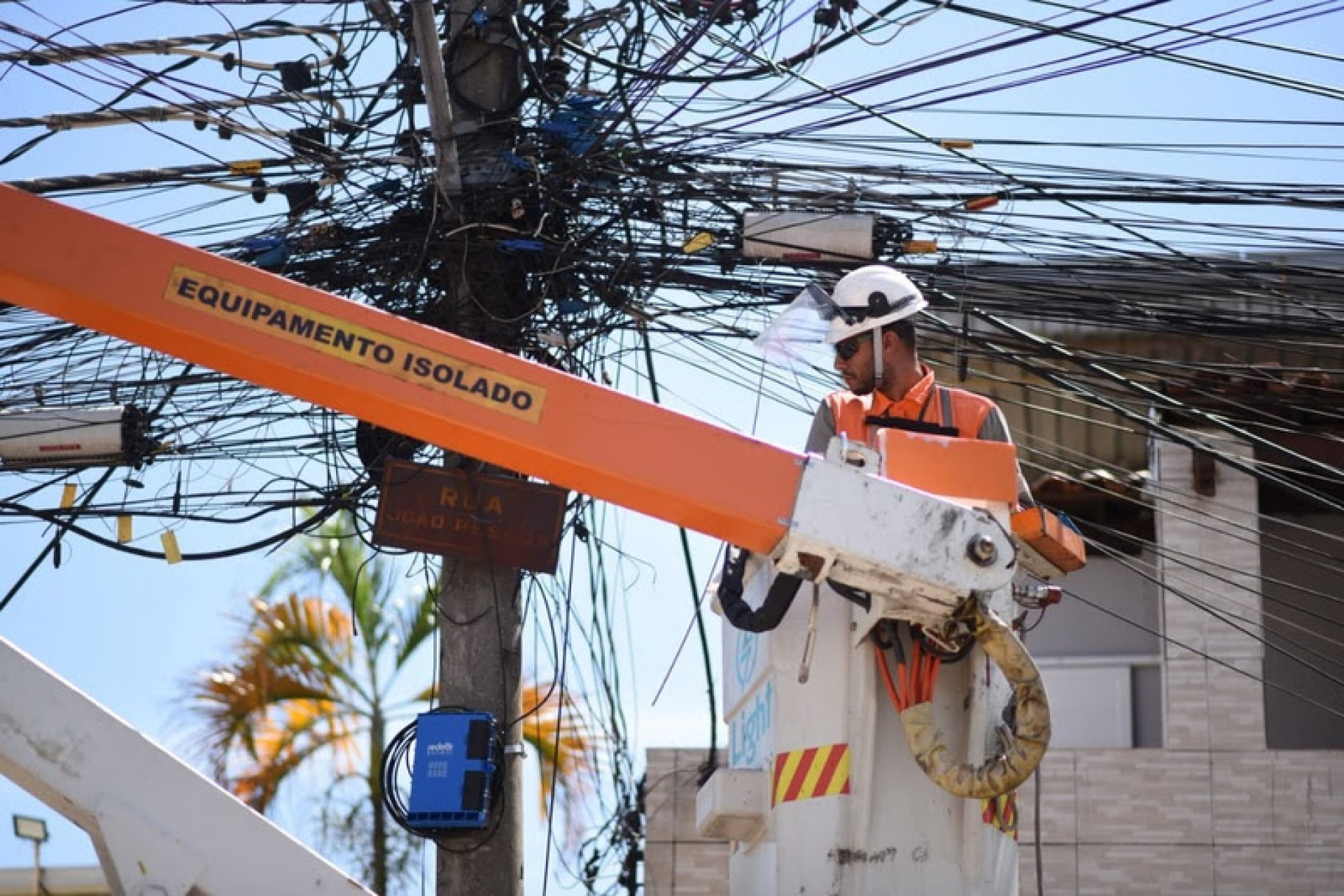 Light identifica mais de 4,6 mil furtos de energia; 37 prisões são registradas em um mês
