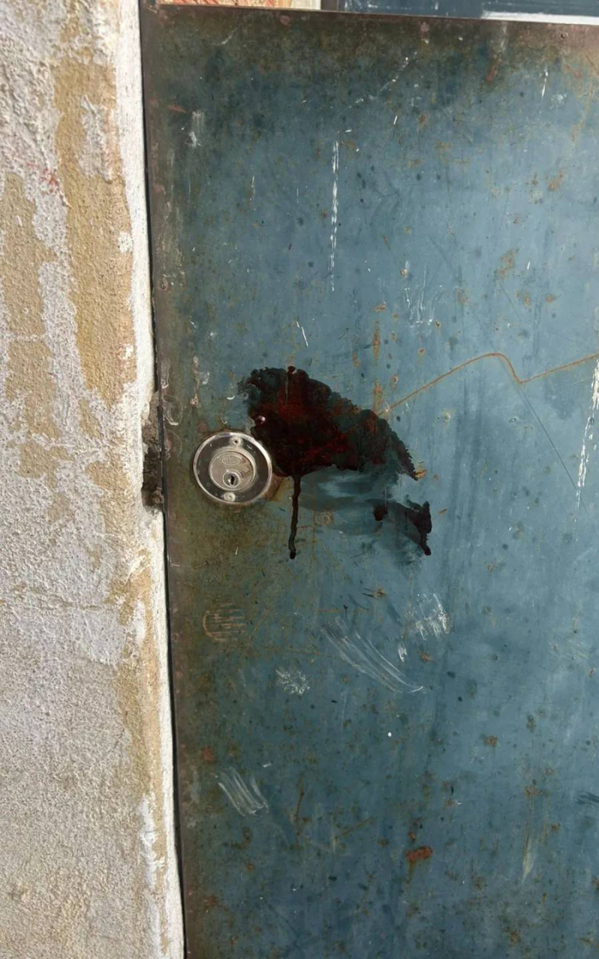 Marcas de sangue do lado de fora da casa da vítima - Rede Social
