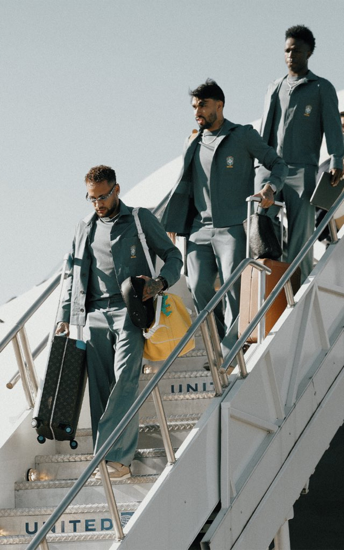 Neymar, Lucas Paquetá e Vini Jr desembarcam do avião nos Estados Unidos - Divulgação / CBF