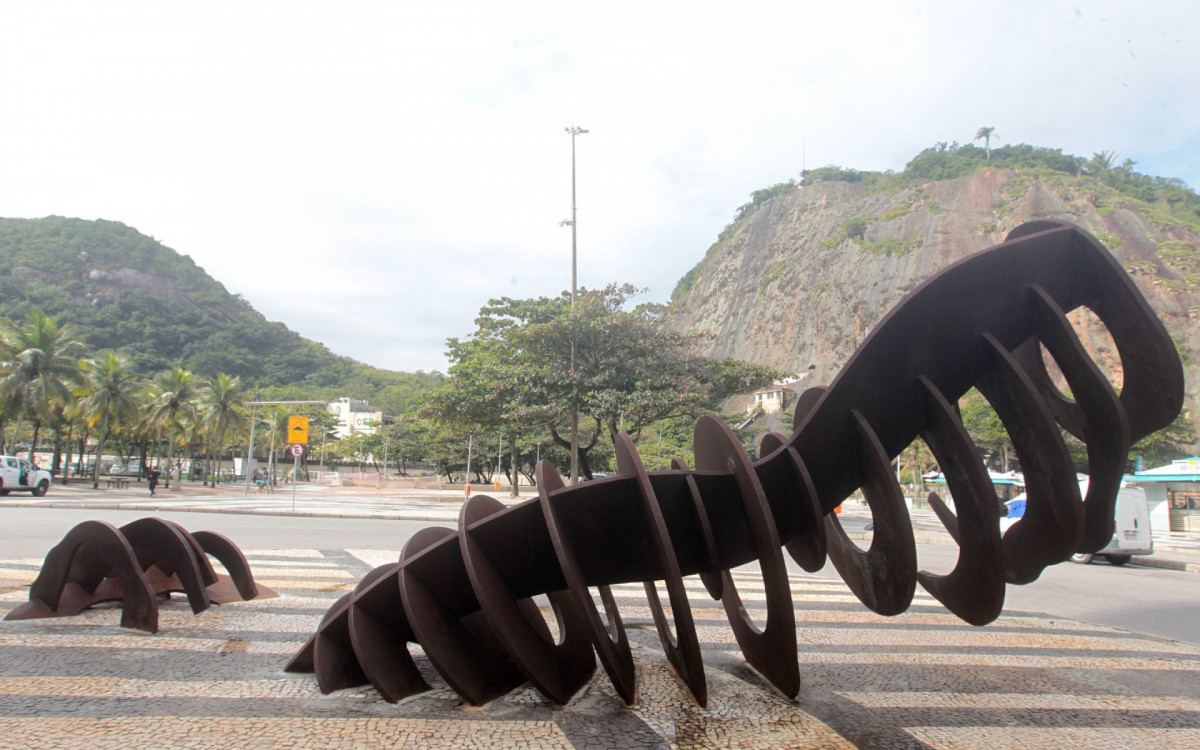 Escultura A Baleia retornou ao Cal&ccedil;ad&atilde;o do Leme ap&oacute;s passar por reparos - Reginaldo Pimenta / Agência O Dia