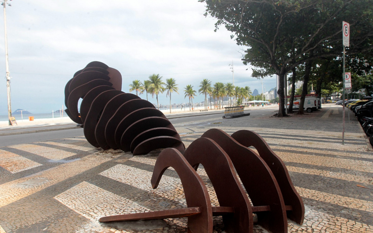 Escultura \'A Baleia\' retornou ao Calçadão do Leme, na Zona Sul do Rio