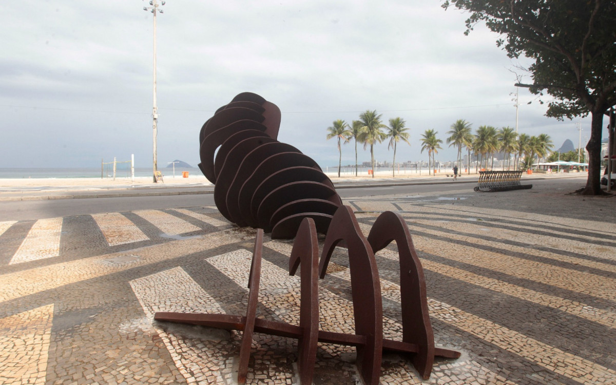 Escultura \'A Baleia\', do artista Ângelo Venosa