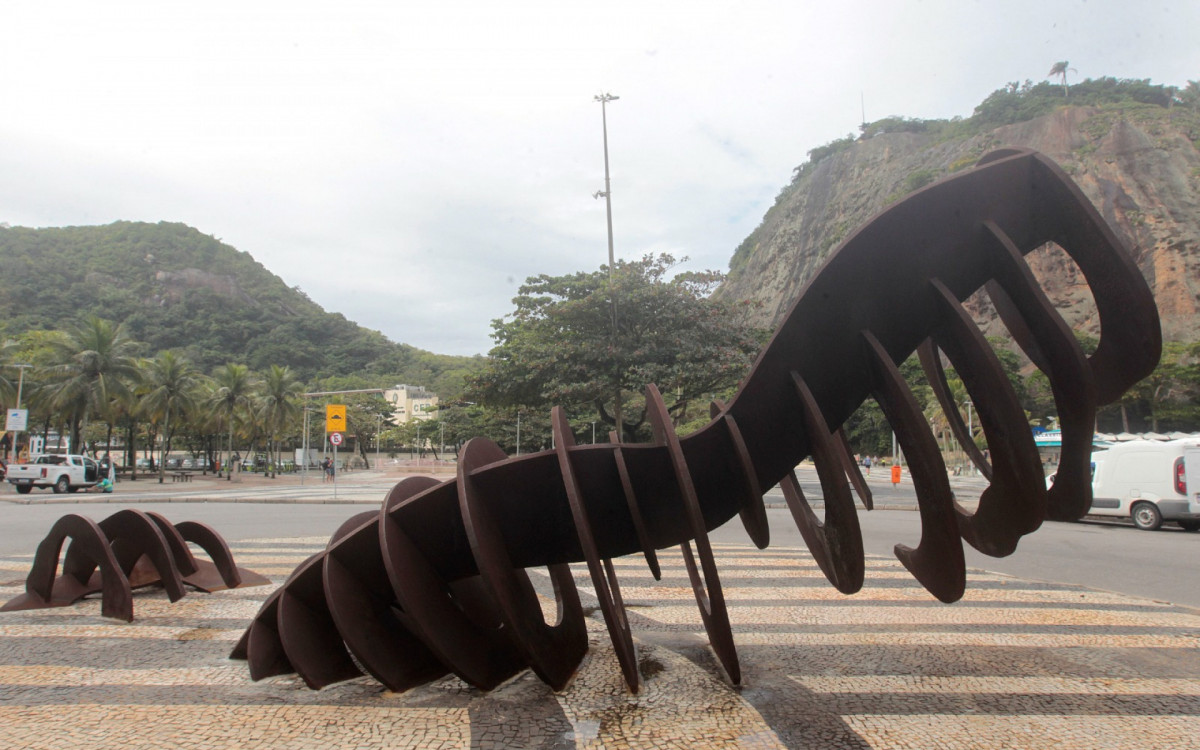 Escultura \'A Baleia\', do artista Ângelo Venosa, retornou ao Calçadão do Leme