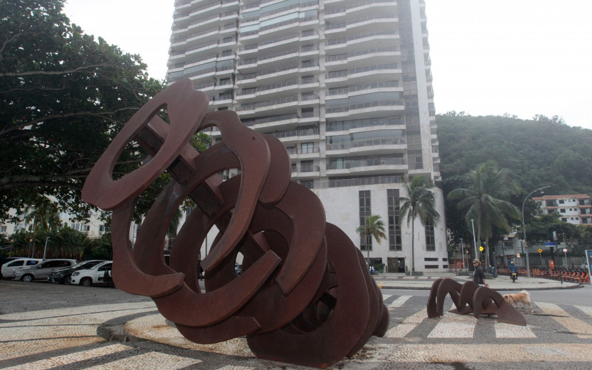 Escultura \'A Baleia\' retornou ao Calçadão do Leme, na Zona Sul do Rio, após reparos