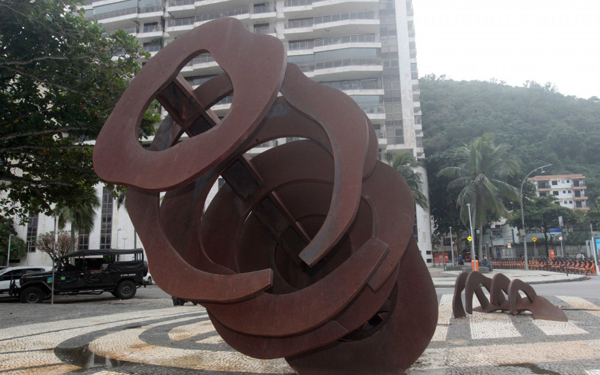 Escultura \'A Baleia\' retornou ao Calçadão do Leme após reparos