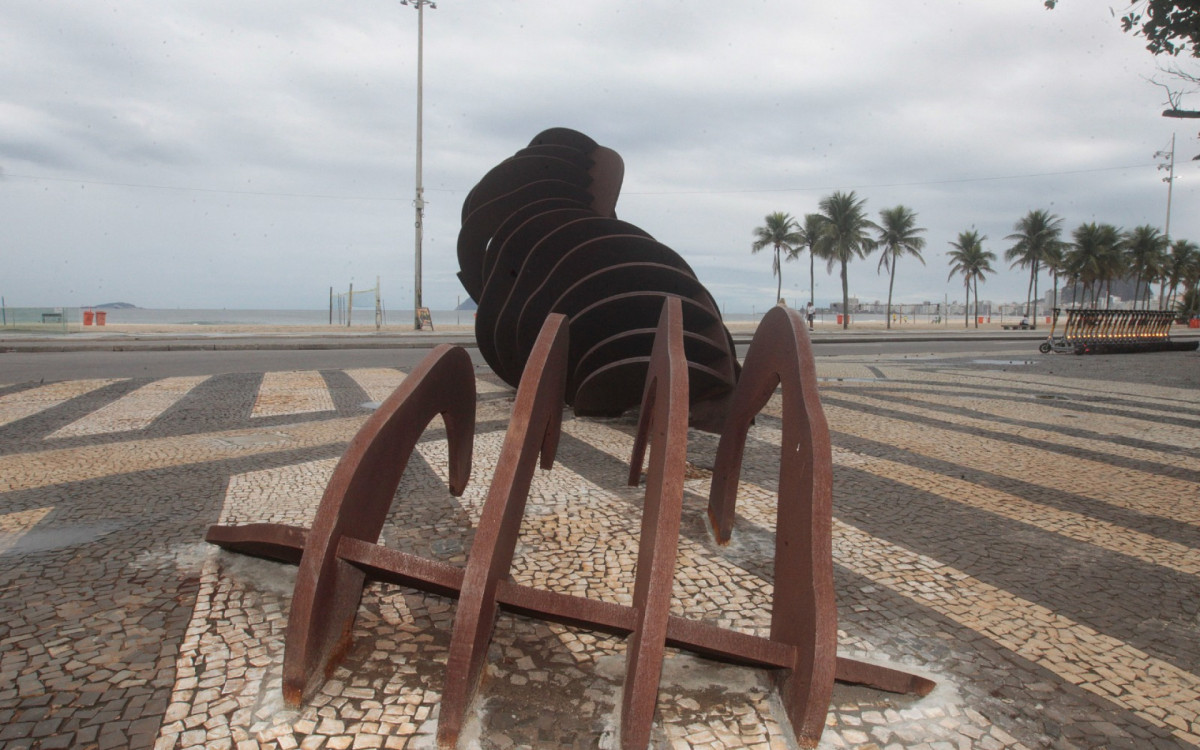 Escultura \'A Baleia\' retornou ao Calçadão do Leme após reparos