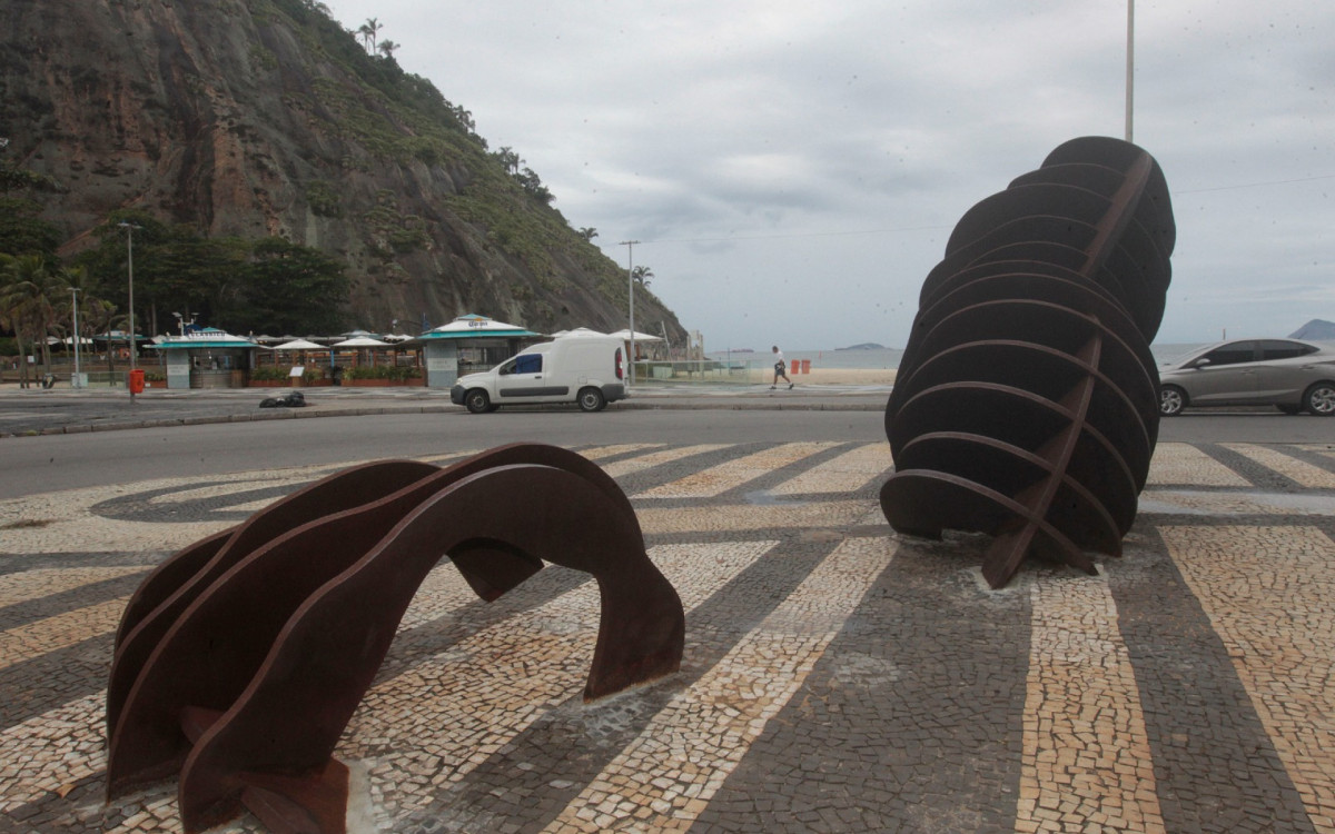 Escultura \'A Baleia\' retornou ao Calçadão do Leme após reparos