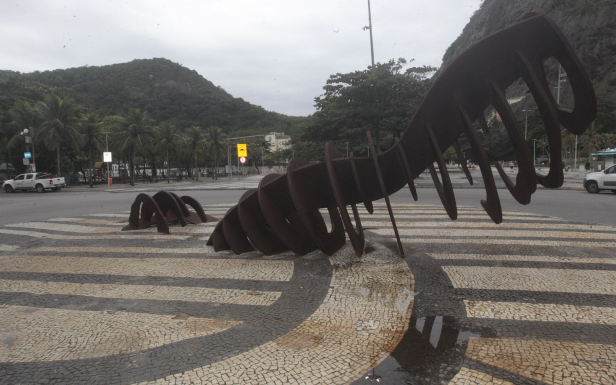 Escultura \'A Baleia\' retornou ao Calçadão do Leme após reparos