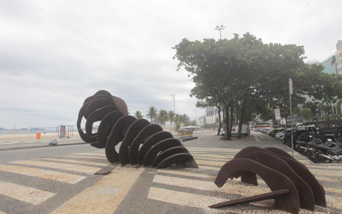Escultura \'A Baleia\' retornou ao Calçadão do Leme após reparos