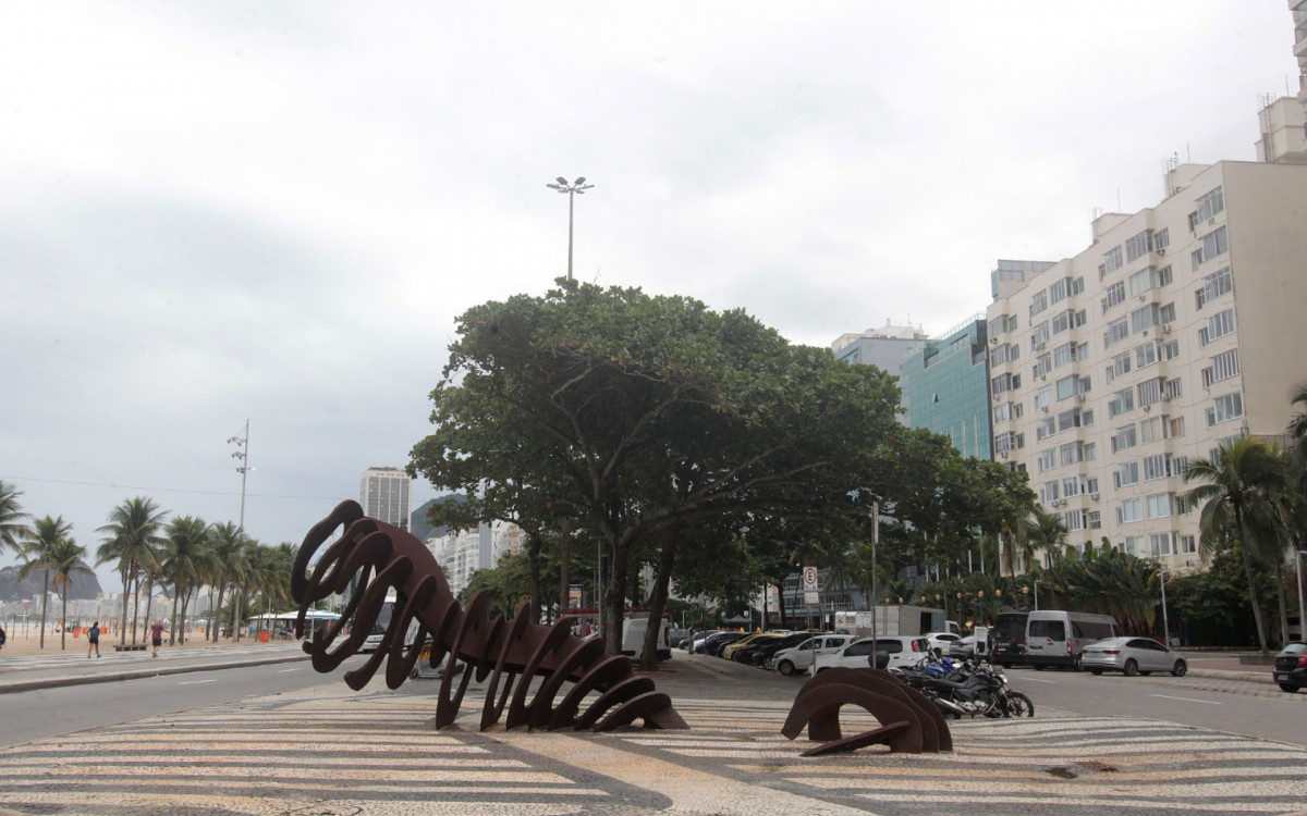Escultura \'A Baleia\' retornou ao Calçadão do Leme após reparos