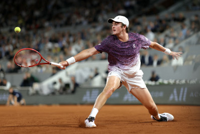 João Fonseca perde para Mensik e cai nas quartas de final de Roland Garros