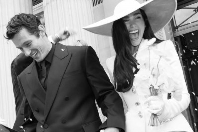 Dua Lipa compartilha registros do casamento com Callum Turner