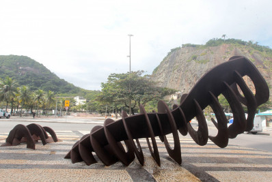 Escultura 'A Baleia' retorna ao Calçadão do Leme após reparos