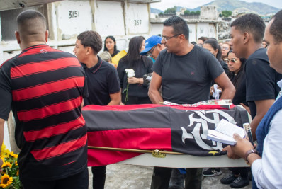 'Família está sem chão': enterro de criança morta por bala perdida é marcado por pedidos de justiça