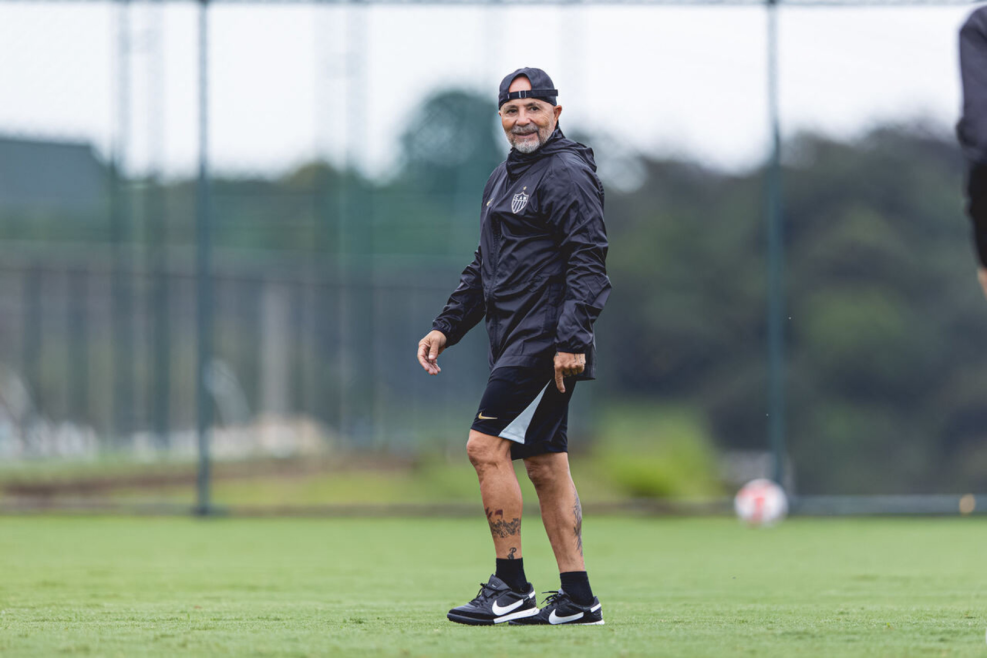 Sampaoli &eacute; flagrado em roda de troca de figurinhas no Rio