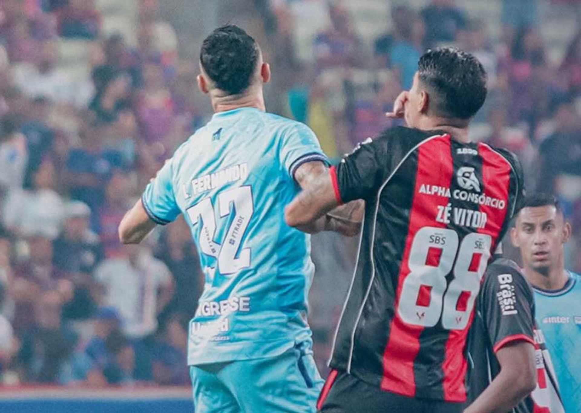 De virada e com um a mais, Vit&oacute;ria larga na frente na final do Nordest&atilde;o